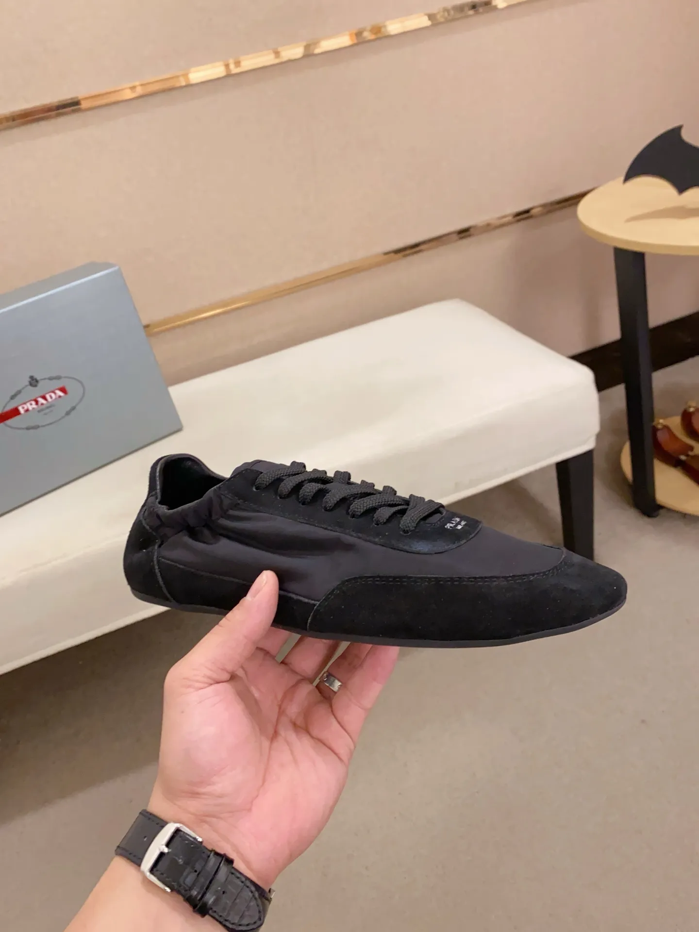 Men's shoes 💰 500💰 ✔️✔️✔️High version High-quality new PRADA counters are launched simultaneously. The new men's shoes and 😘fabrics are selected from first-layer cow suede and waterproof fabrics, and are made by pure handicrafts. Lining: Full sheepskin lining. 👍🏿 High-end ☄️ air-cushion molded anti-slip rubber outsole, exquisite lines, simple and elegant, comfortable and high-end for leisure travel. Number of yards: 38 to 44. Can be customized45
